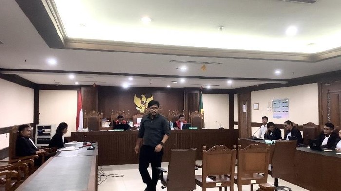 JAKARTA — Pegiat media sosial, Ferry Irwandi, memberikan kesaksian yang meringankan dalam persidangan kasus manipulasi tangkapan layar atau timpa teks terkait demonstrasi Agustus 2025. Ferry menegaskan bahwa keikutsertaannya dalam aksi tersebut murni didorong oleh keinginan pribadi, bukan karena terpengaruh unggahan dari terdakwa Khariq Anhar.