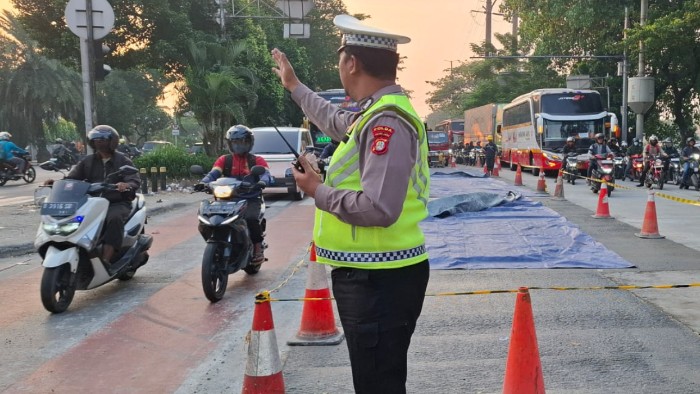 Ada Pengecoran Jalan, Arus Lalu Lintas Jl Daan Mogot Menuju Rawa Buaya Tersendat Parah