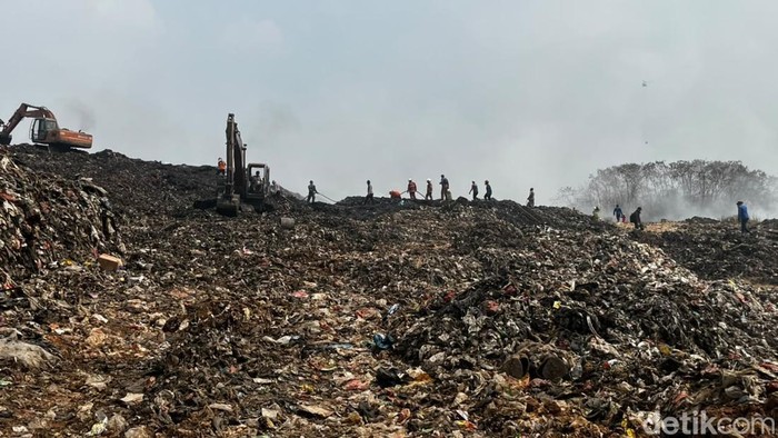 Kebakaran TPA Jatiwaringin Sudah 5 Hari, Meluas hingga 15 Hektare