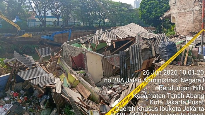 Rumah di Benhil Jakpus Ambruk Akibat Tanah Pinggir Kali Longsor