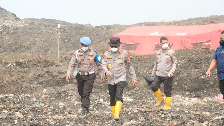 Polisi Patroli Jaga Rumah Warga di Sekitar TPA Jatiwaringin yang Ditinggal Evakuasi