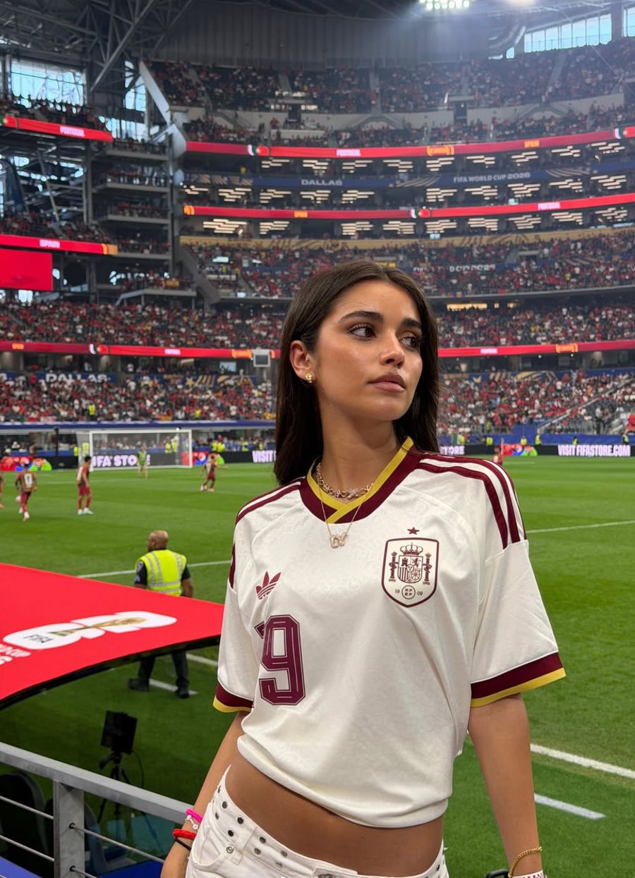 Adu Gaya WAGs Spanyol: Pacar Yamal & Llorente Kompak Pakai Jersey Crop Top!