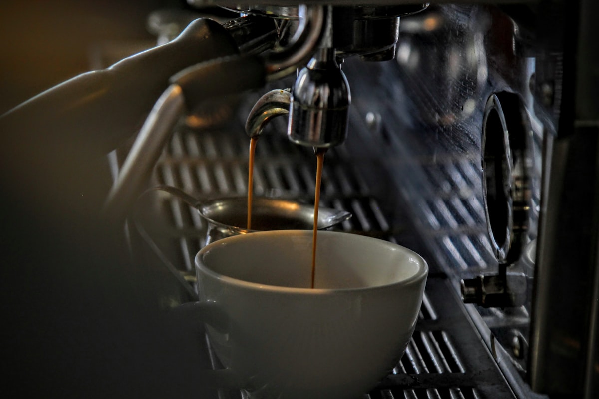 Mesin Espresso Komersial Terbaik untuk Bisnis Kafe: Panduan Lengkap dari Kriteria hingga Investasi