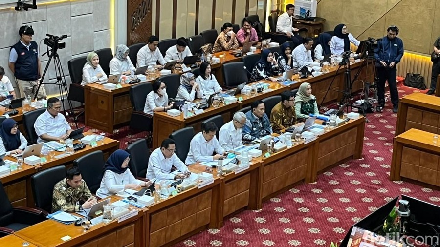 Jakarta  – Menteri Kesehatan Budi Gunadi Sadikin menyoroti ketimpangan penghasilan yang sangat lebar di kalangan tenag