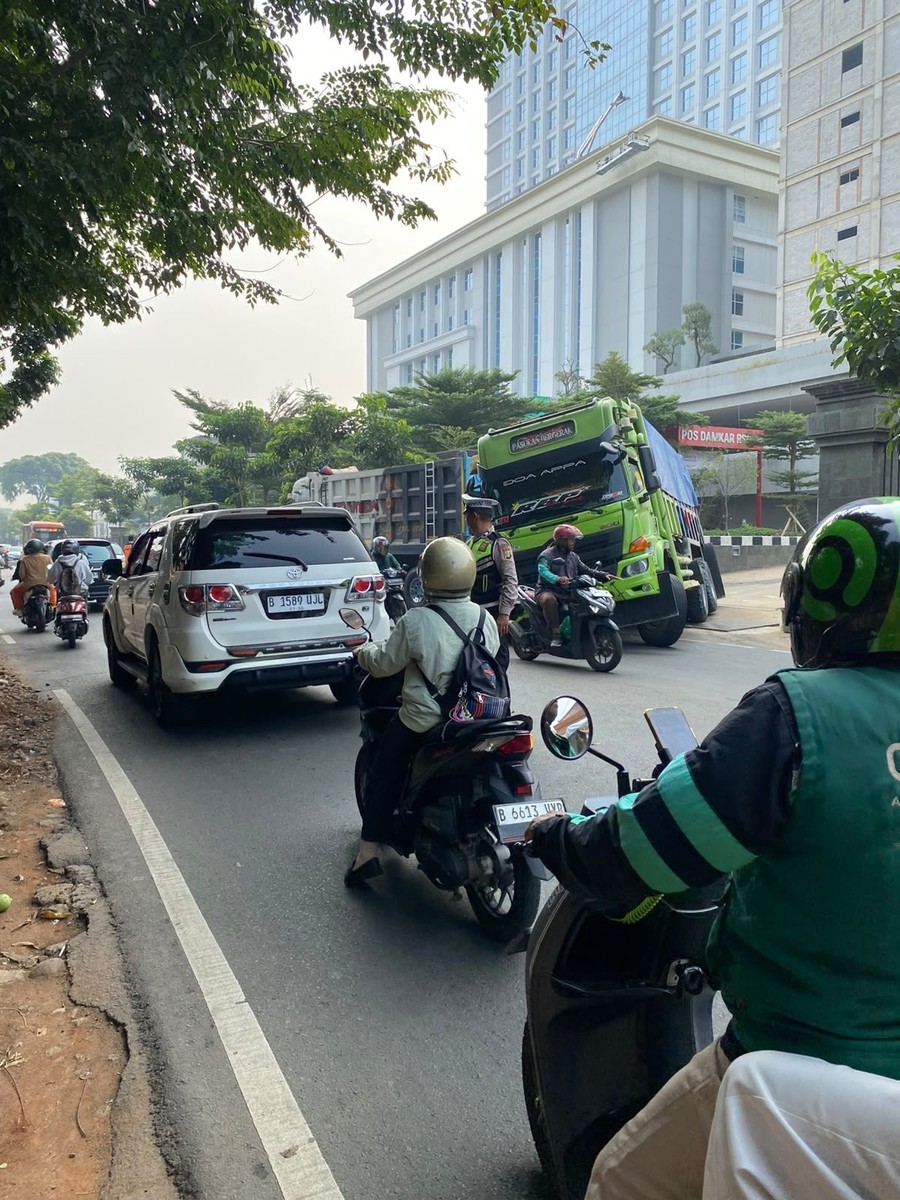 Truk Terperosok di Depan RS Sutoyo Jaksel, Lalin Macet