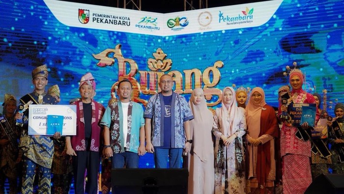 JUARA SEJATI: Andre Rosiade Serahkan Rp24 Juta Uang Pembinaan untuk Finalis Bujang Dara Pekanbaru 2026