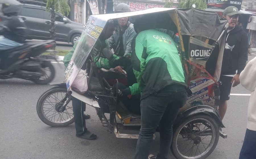 Medan - Sebuah insiden tragis yang menimpa pengemudi ojek  online  (ojol) perempuan penyandang disabilitas di Medan menjadi viral di media sosial. Korban berinisial RA, seorang tunarungu, tidak hanya mengalami luka akibat ditabrak angkutan kota (angkot), tetapi sepeda motornya juga raib digelapkan oleh orang yang pura-pura membantu.