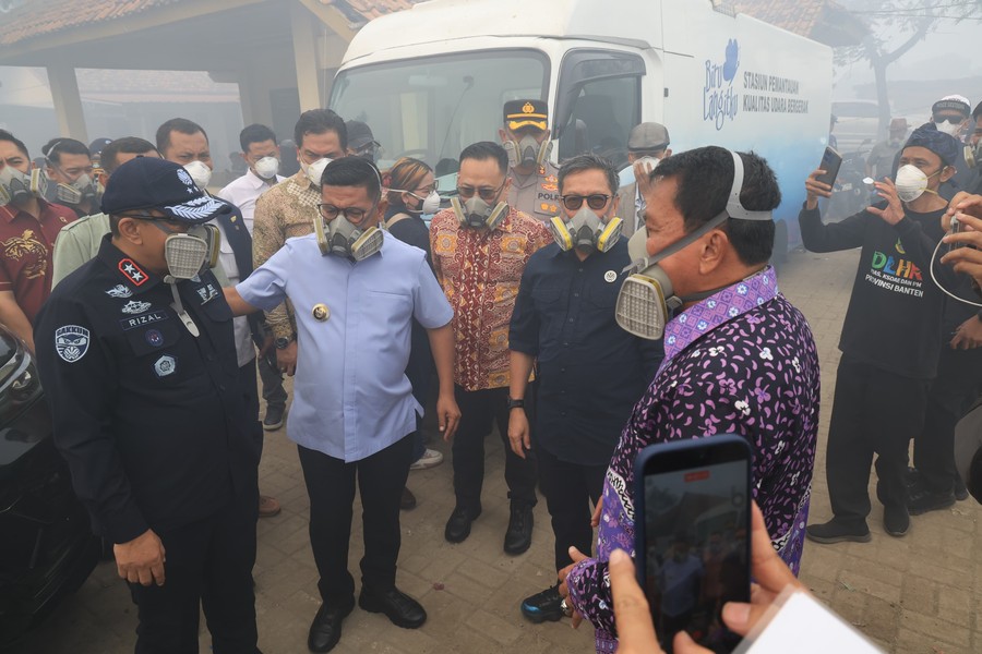 Andra Soni Tinjau Langsung Penanganan Kebakaran TPA Jatiwaringin