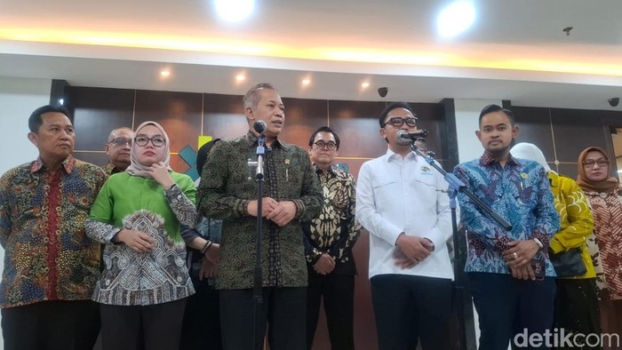 Menkop Ferry Merespons Viralnya Keluhan Lokasi Kopdes Merah Putih yang Dinilai Tidak Strategis