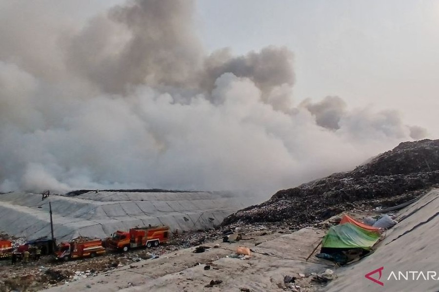 Kebakaran dahsyat melanda Tempat Pembuangan Akhir (TPA) Jatiwaringin di Kabupaten Tangerang, Banten. Peristiwa ini memic