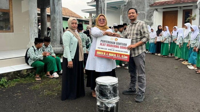 Legislator Gerindra Beri Bantuan Alat Marching Band untuk PAUD Nurul Almi
