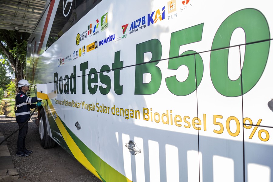Kebijakan energi nasional memasuki babak baru. Pemerintah mengonfirmasi bahwa implementasi Bahan Bakar Minyak (BBM) jeni