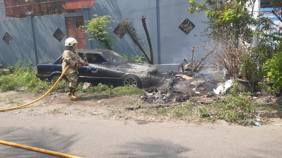 Mobil di Jakbar Terbakar, Dipicu Bakar Sampah Lalu Ditinggal