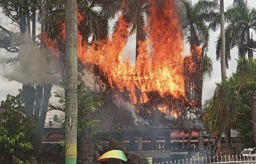 Landmark Bersejarah Hangus Terbakar