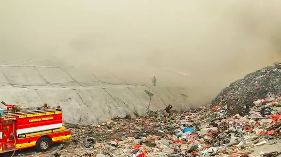 Kebakaran TPA Jatiwaringin Masih Berlangsung, Petugas Hadapi Sejumlah Kendala