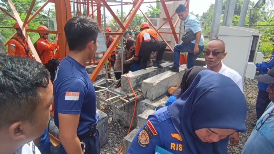 Pria di Lampung Naik Tower 52 Meter, Mau Turun Usai Dibujuk Istri Pakai HT