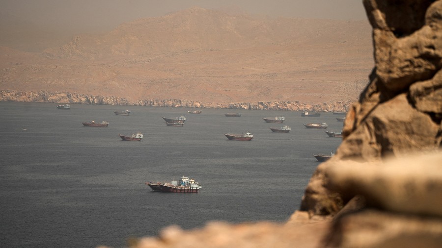 Iran Kembali Tutup Selat Hormuz, Desak Gencatan Senjata di Lebanon Dihormati
