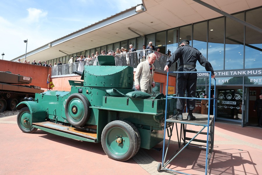 Naik Mobil Lapis Baja Klasik, Raja Charles III Kunjungi Resimen Tank Kerajaan