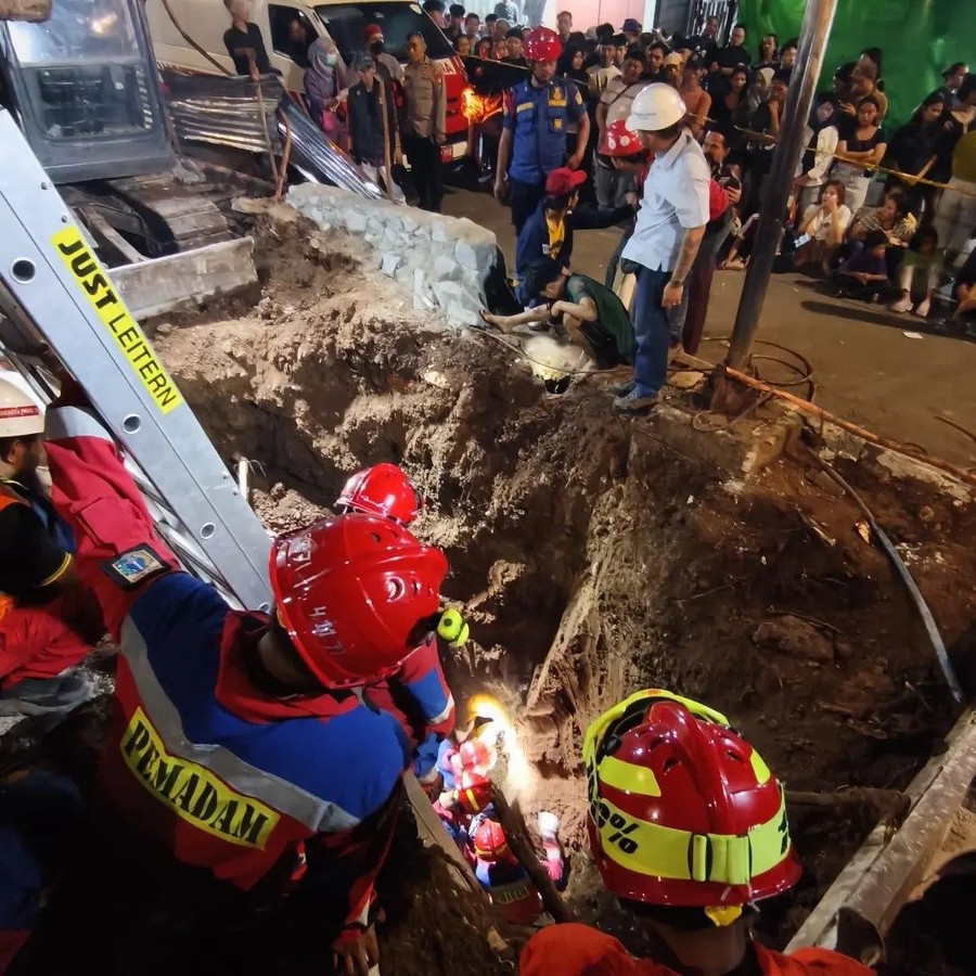 Bocah Terjebak 4 Jam dalam Lubang di Jaksel Meninggal Usai Dievakuasi