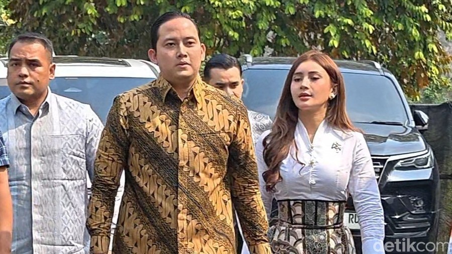 Sespri Prabowo Rizky Irmansyah Serahkan Undangan Pernikahan kepada Jokowi di Solo