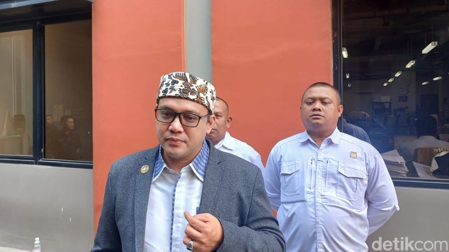 tahun malang melintang di dunia akting, Sandy Tumiwa memutuskan untuk menapaki jalur yang tak terduga: melestarikan buda