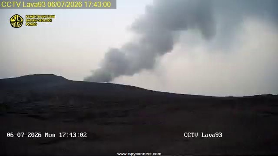 Gunung Anak Krakatau Erupsi, Muntahkan Abu Vulkanik 150 Meter