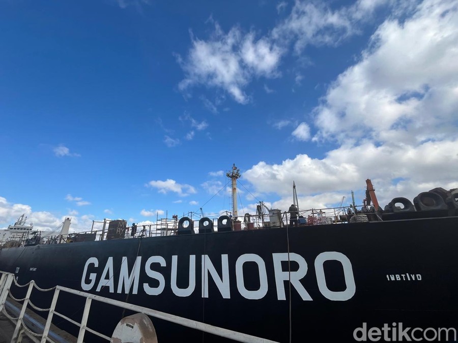 Detik-detik Kapal Pertamina Gamsunoro Keluar dari Selat Hormuz