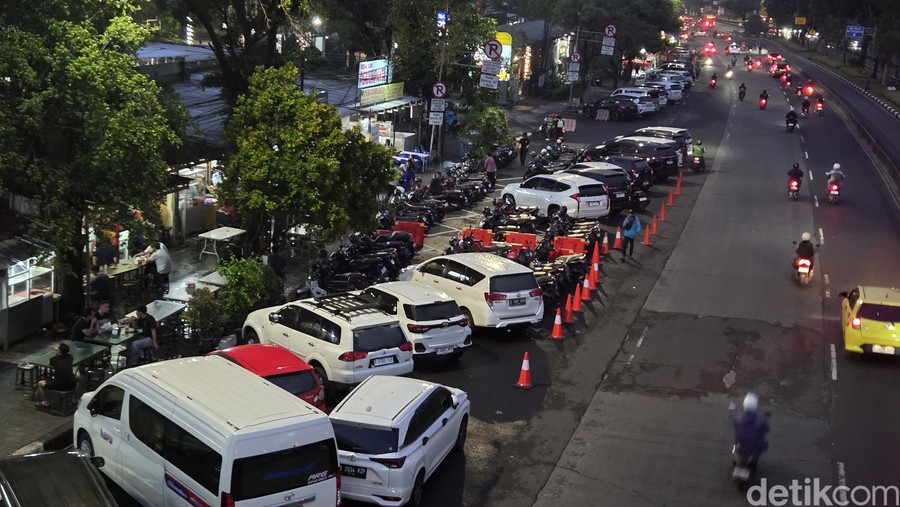 Parkir on the Street Diterapkan di Cawang, Masih Makan 2 Lajur Jalan