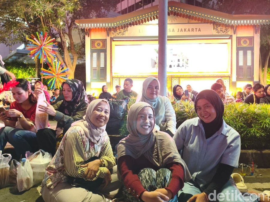 Warga Jaktim Ini Rela Ngemper Ikut Ramaikan HUT DKI Ke-499 di Bundaran HI