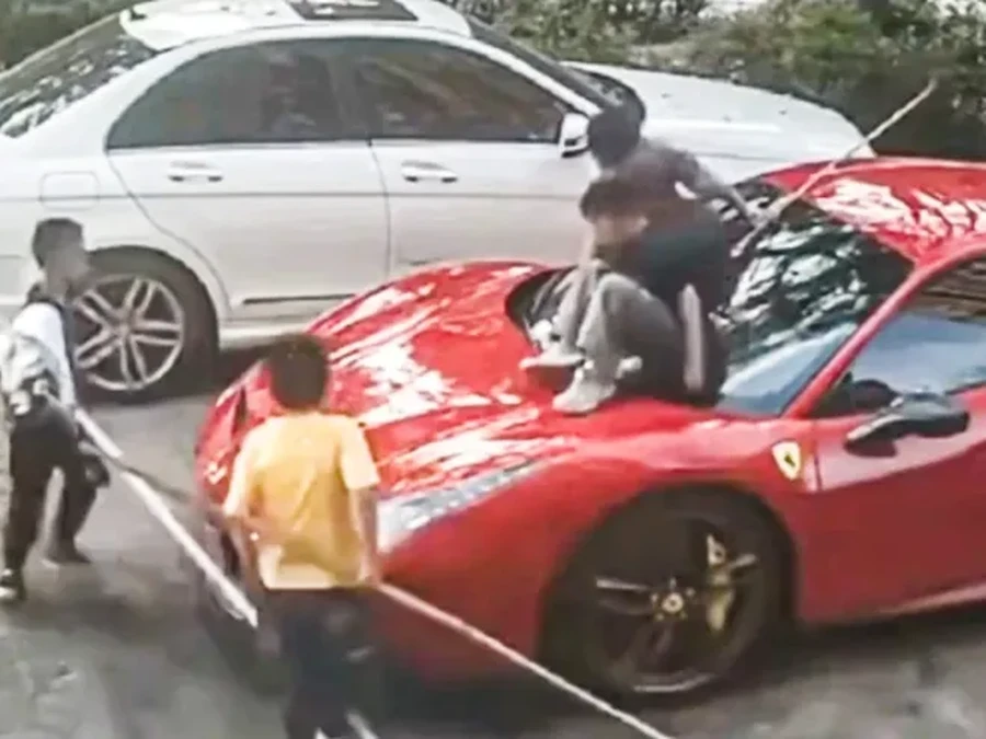 Viral Aksi Bocah Main Perosotan di Atas Ferrari 488 GTB, Pemilik Ajukan Gugatan ke Orang Tua