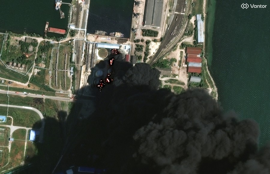 Kebakaran Besar Landa Depot Minyak di Kerch, Crimea