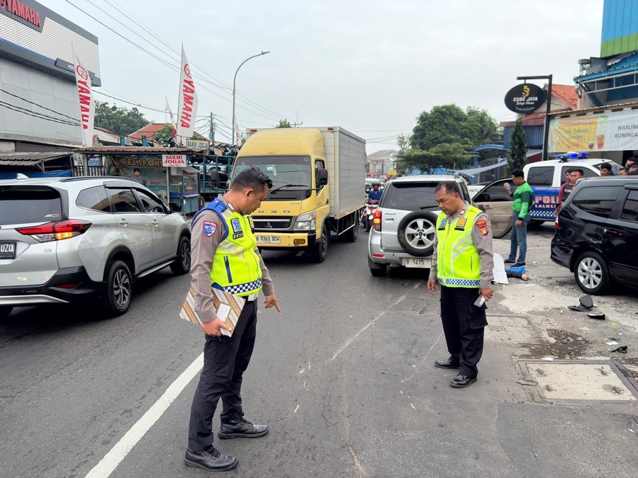 Mobil Oleng Lawan Arus Tabrak Pemotor di Jalan Tole Iskandar Depok, Satu Orang Tewas