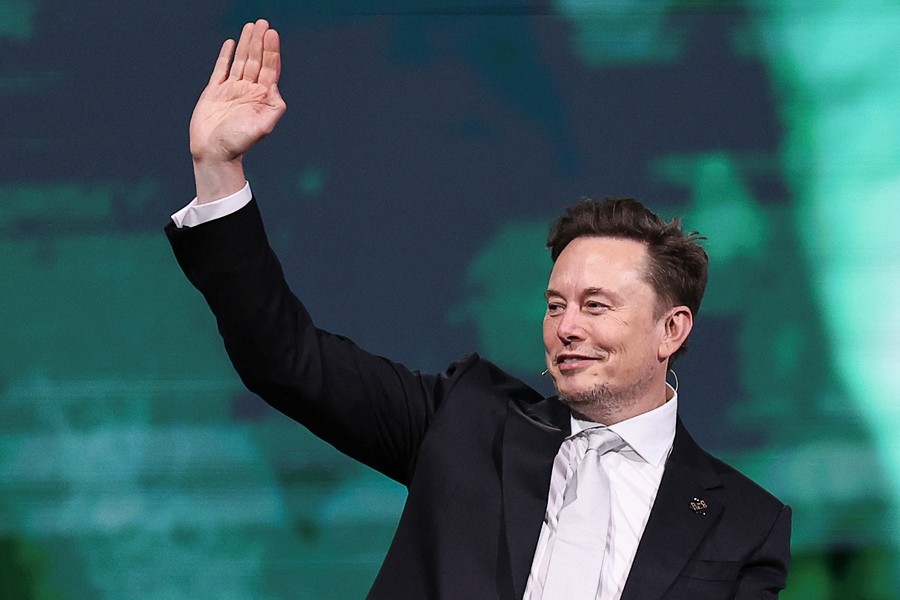 Elon Musk Cetak Sejarah Sebagai Triliuner Pertama di Dunia