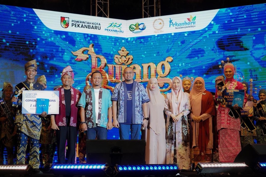 Andre Rosiade Beri Uang Pembinaan untuk Finalis Bujang Dara Pekanbaru 2026