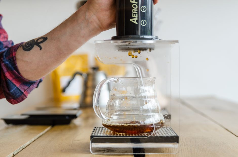 Menggali Cita Rasa Kopi Nusantara: Teknik Seduh Manual V60, French Press, & Aeropress