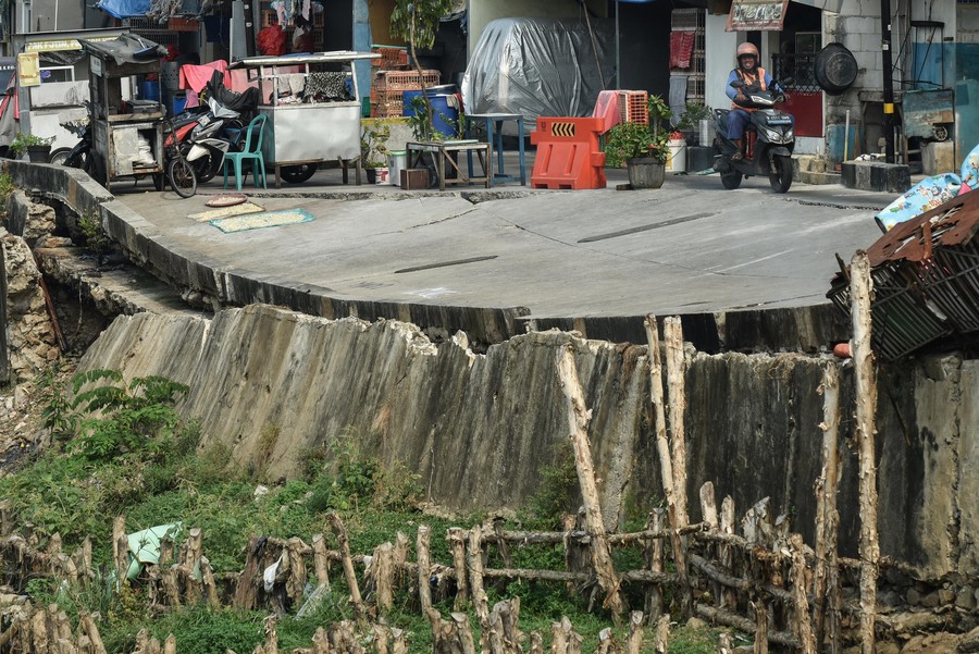 Lima Bulan Berlalu, Jalan Ambles di Pulo Gadung Belum Juga Diperbaiki