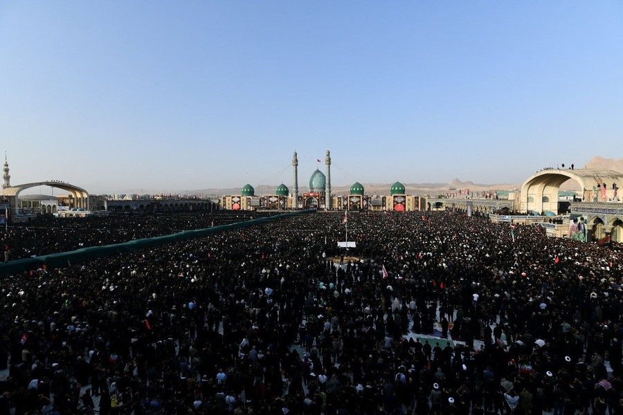 Lautan Pelayat Sambut Kedatangan Jenazah Ali Khamenei di Kota Suci Qom