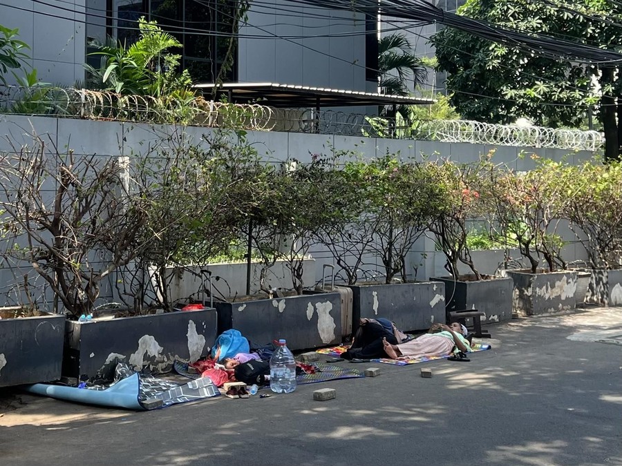Warga Asing Kembali Gelar Aksi 'Camping' di Trotoar Dekat Kantor UNHCR Jakarta Selatan