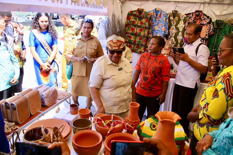 Wamendagri Ribka Haluk Buka Pasar Murah dan Pameran UMKM di Jayapura, Papua