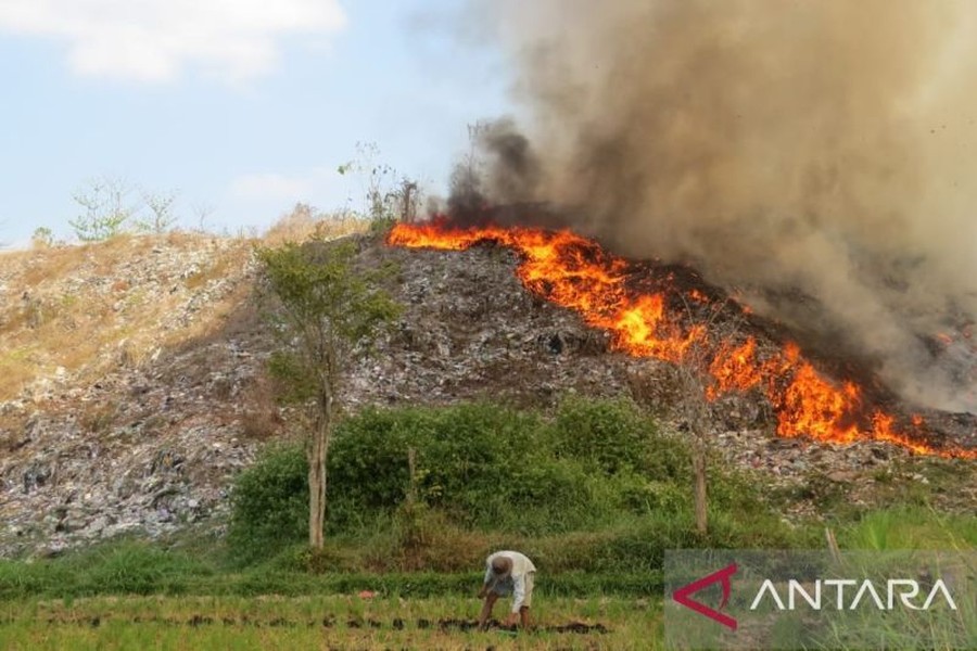 TPA Pakusari Jember Terbakar, Puntung Rokok Jadi Dugaan Pemicu