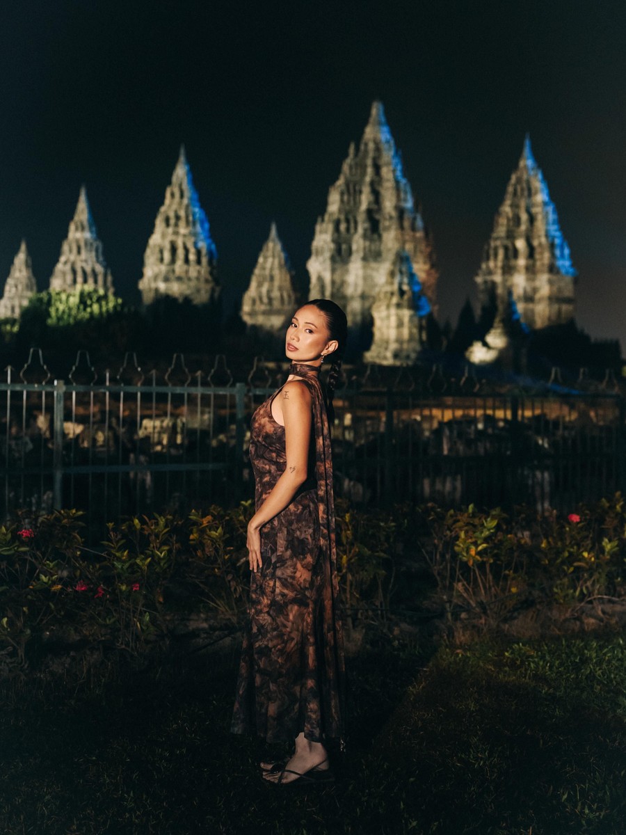 NIKI Memukau Nan Estetik Berlatar Candi Prambanan