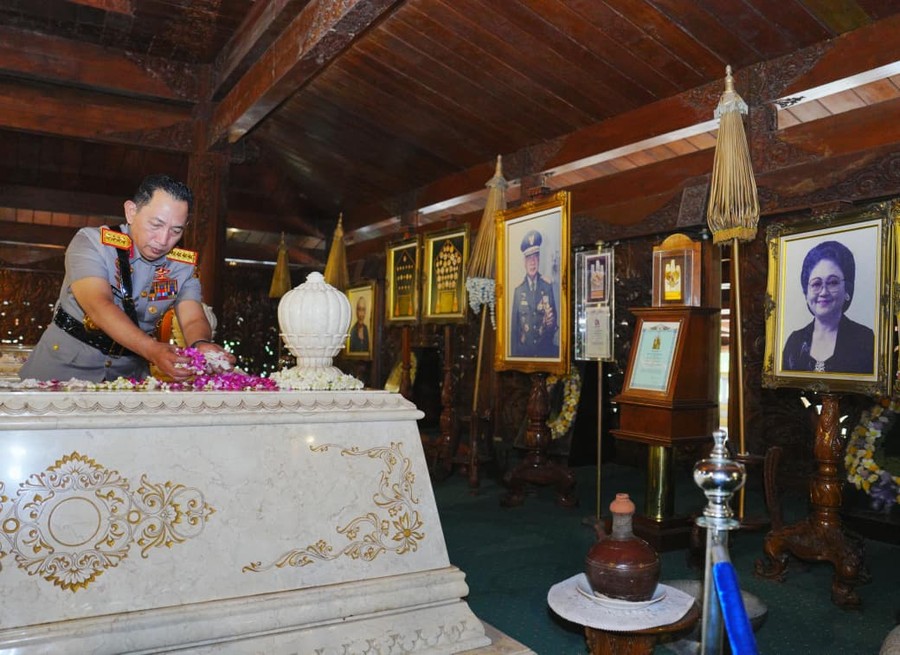 Ziarah Kapolri ke Makam 3 Presiden RI Jelang Hari Bhayangkara