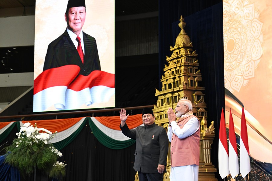 Presiden Prabowo Subianto menyampaikan pujian terhadap iklim demokrasi India, negara dengan populasi lebih dari 1,4 miliar jiwa yang dinilainya mampu menjalankan transisi pemerintahan secara damai dan stabil. Pernyataan tersebut disampaikan dalam sebuah acara komunitas India yang berlangsung di Jakarta International Convention Center (JICC), Senayan, Jakarta, pada Selasa malam (7/7/2026).