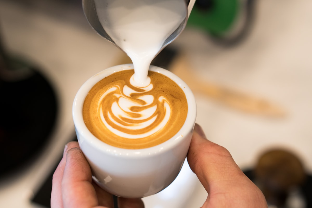 Latte Art: Ketika Secangkir Kopi Menjadi Kanvas Rasa dan Rupa