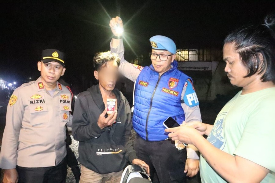 Patroli Dini Hari di Jakbar, Polisi Tangkap Pria Bawa Sabu