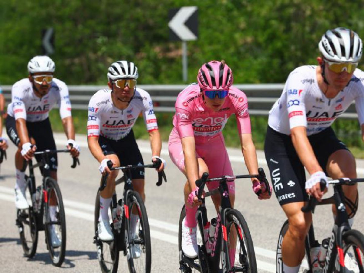 Judul: Napoli — Kooij Menangi Sprint Etape 9 Giro, Pogacar Pertahankan Maglia Rosa