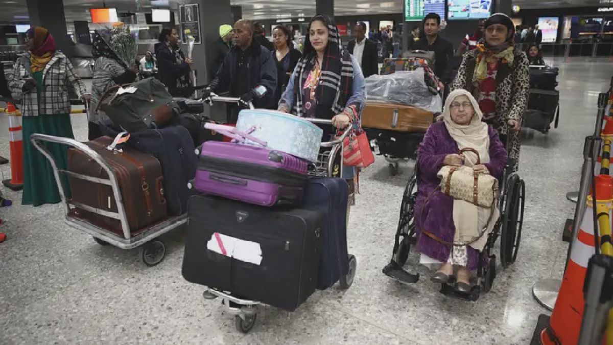 Kebijakan Imigrasi Trump Ditangguhkan, Warga Muslim Kembali Tiba di AS