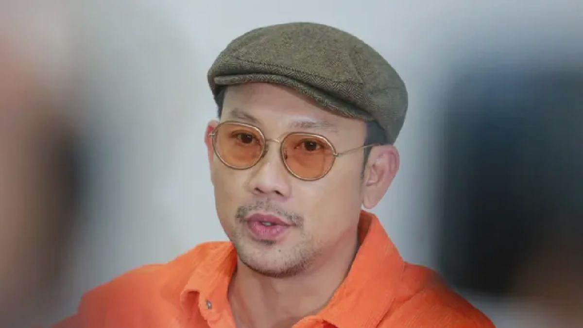 Denny Sumargo Tampil Kasual Pakai Topi dan Kacamata Bahas Podcast Gunung Kawi