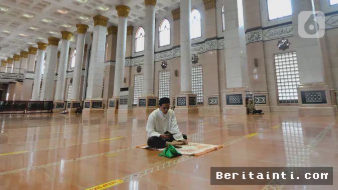 Depok, Beritainti.com  – Suasana khusyuk menyelimuti Masjid Kubah Emas di kawasan Meruyung, Limo, Depok, Jawa Barat, pada Jumat (16/4). Ratusan jemaah tampak memadati ruang utama masjid yang berlapis mozaik emas itu, memanfaatkan setiap detik bulan suci Ramadhan untuk memperbanyak amal ibadah. Lantunan ayat-ayat Alquran terdengar bergema dari sudut ke sudut, menciptakan atmosfer yang menyejukkan hati di tengah hiruk-pikuk keseharian.