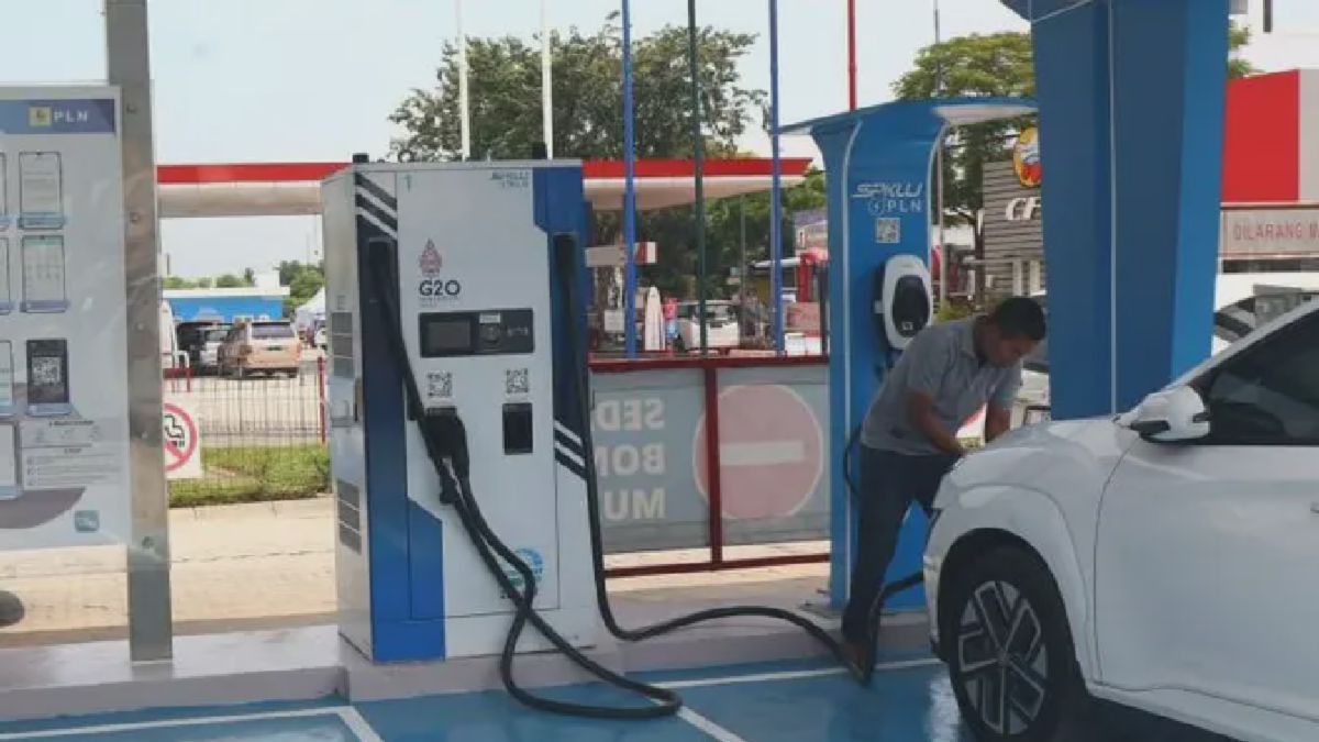 PLN Siapkan SPKLU Mudik Lebaran, Pertamina Hadirkan PLTS Koperasi Desa